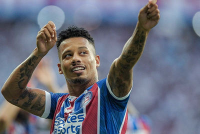 大阪樱花王牌射手拉唐拒留J联赛，中超豪门暗战抢人